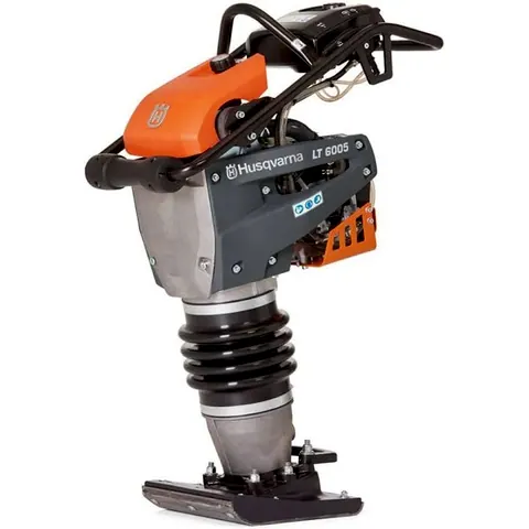 Compactador de solo tipo sapo a gasolina, laranja e preto, em fundo branco