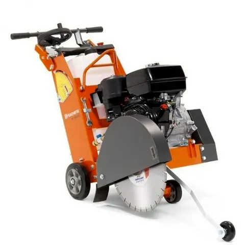Cortadora de piso da Husqvarna a gasolina, laranja, com disco e rodas, em fundo branco