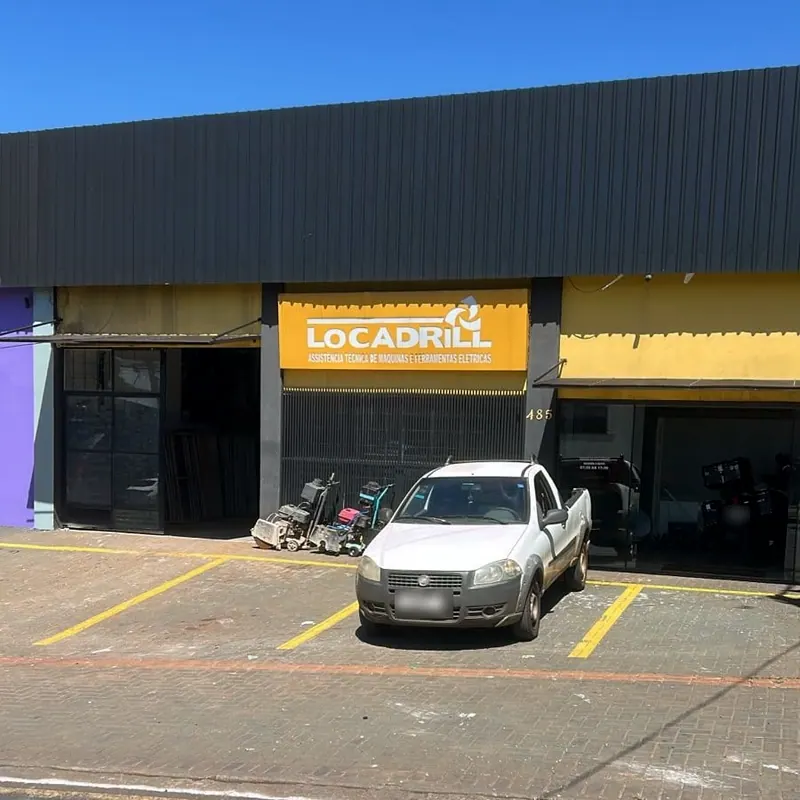 Fachada da LocaDrill na Av. Winston Churchill, 485, com o letreiro amarelo LOCADRILL e máquinas na calçada